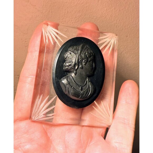Vintage 40's Cameo Statement Brooch Carved Clear Black Lucite 2.5x2" - Picture 5 of 7
